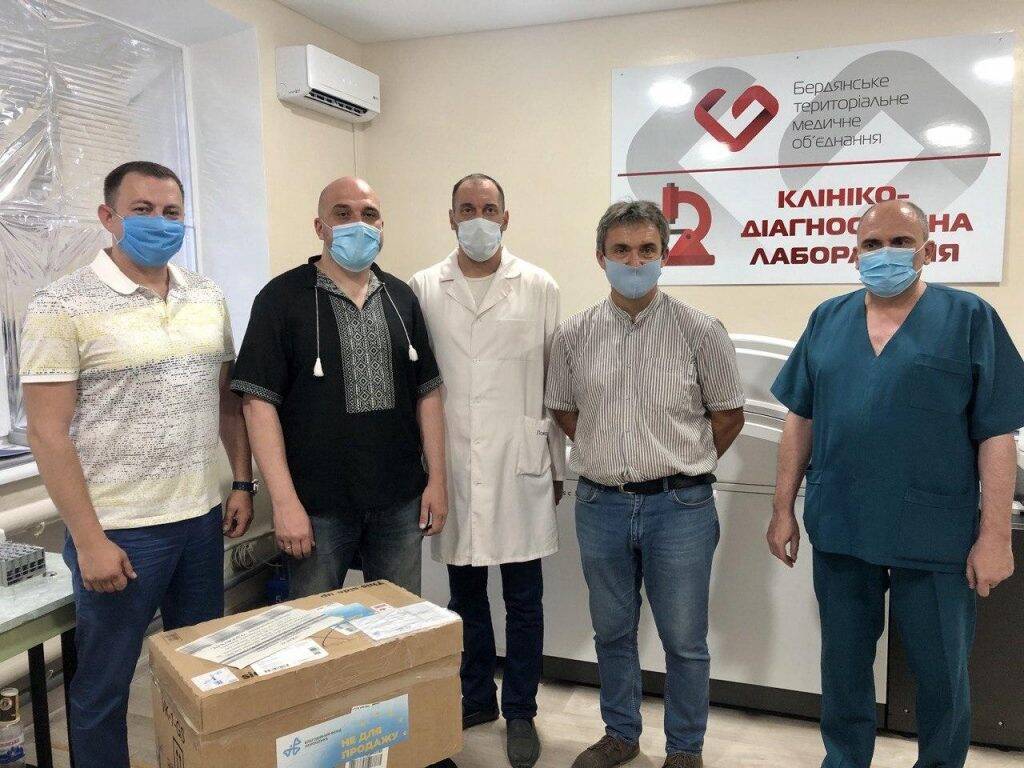 Лікарні трьох областей України отримали ІФА-тести від Фонду Порошенка