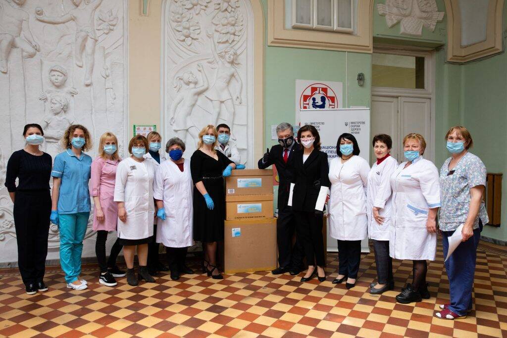 Лікарні трьох областей України отримали ІФА-тести від Фонду Порошенка