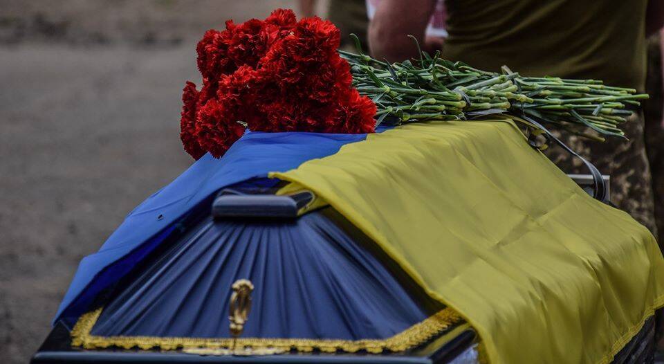 Гроб с телом погибшего офицера ВСУ