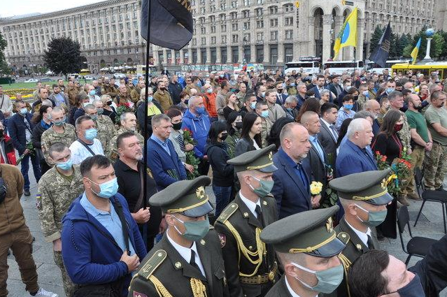 Украинцы пришли на церемонию прощания