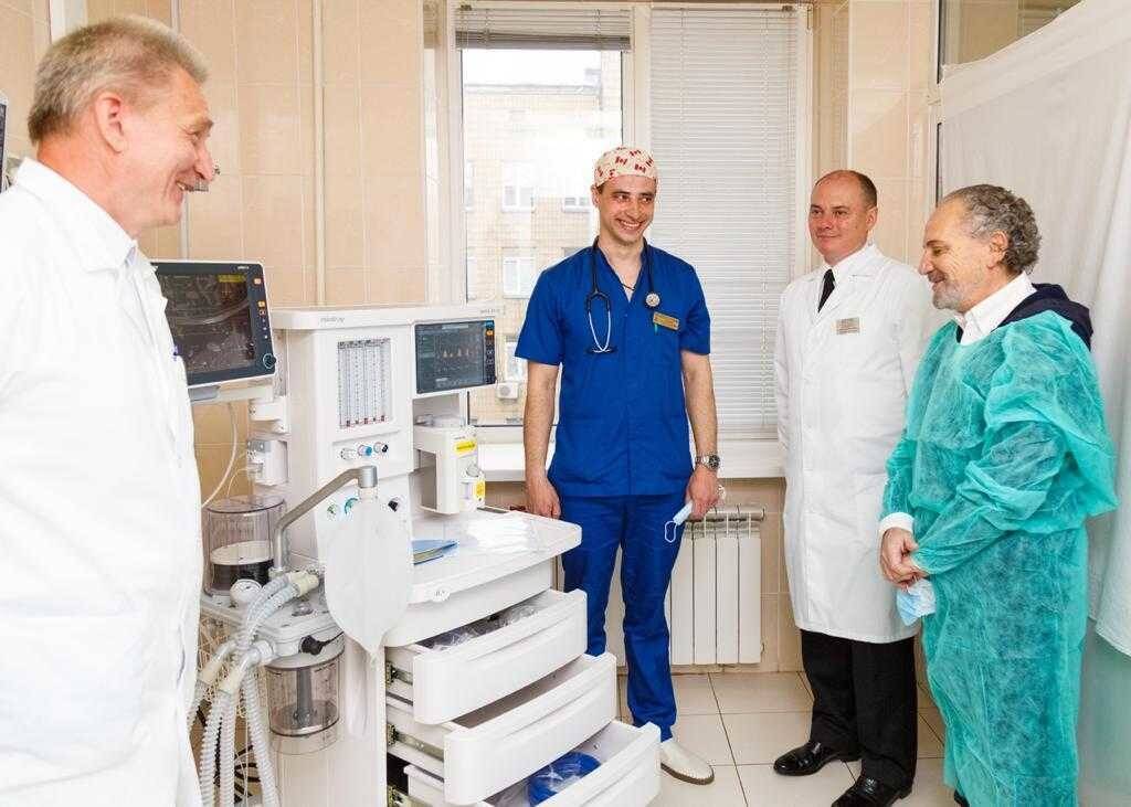 Шустер и Елизаров передали госпиталю универсальный аппарат.