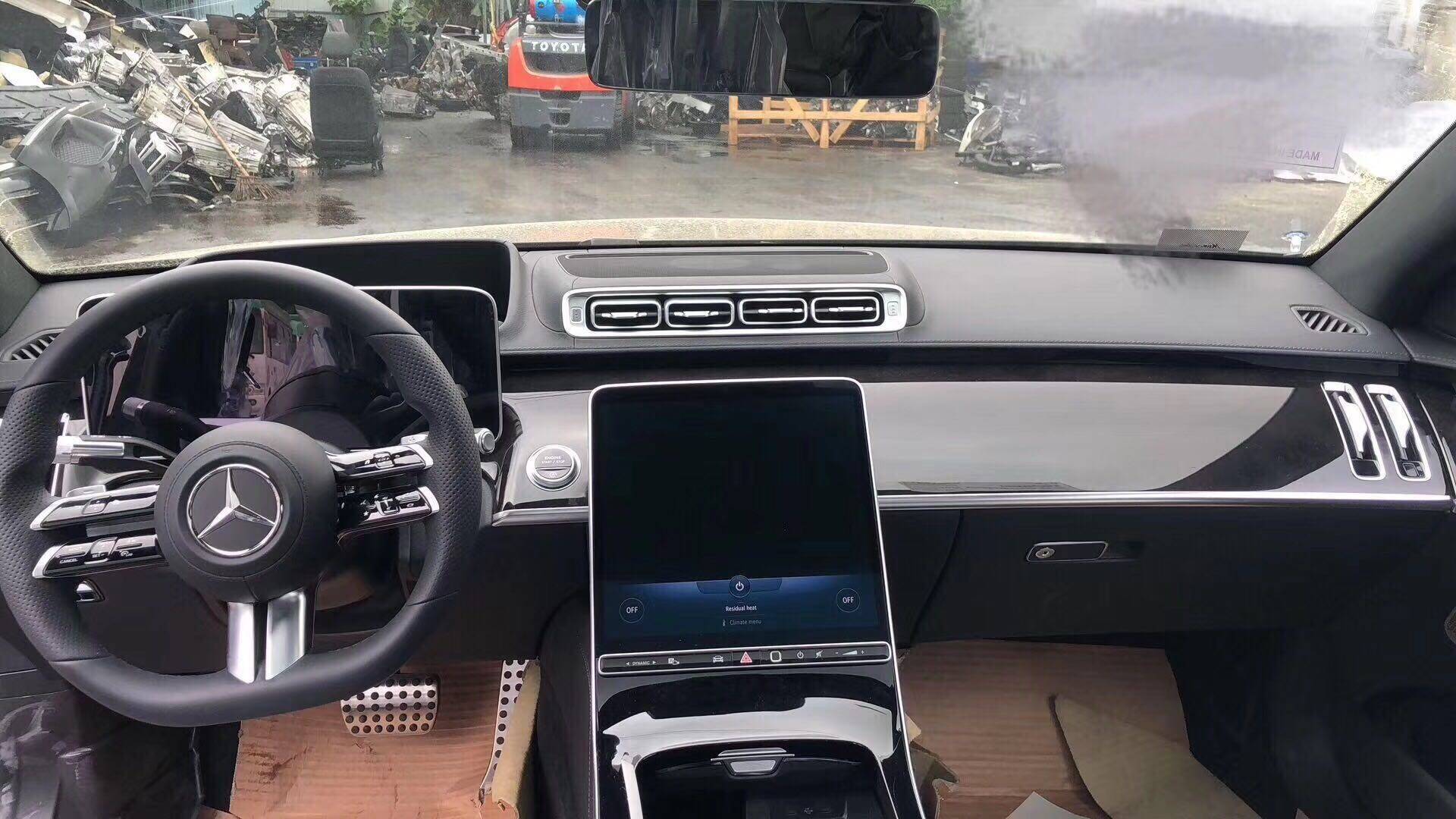 Салон Mercedes S-class W223 вийшов ефектним.