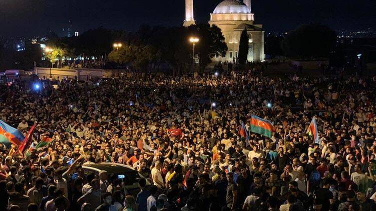 На митинг в Азербайджане вышли тысячи людей