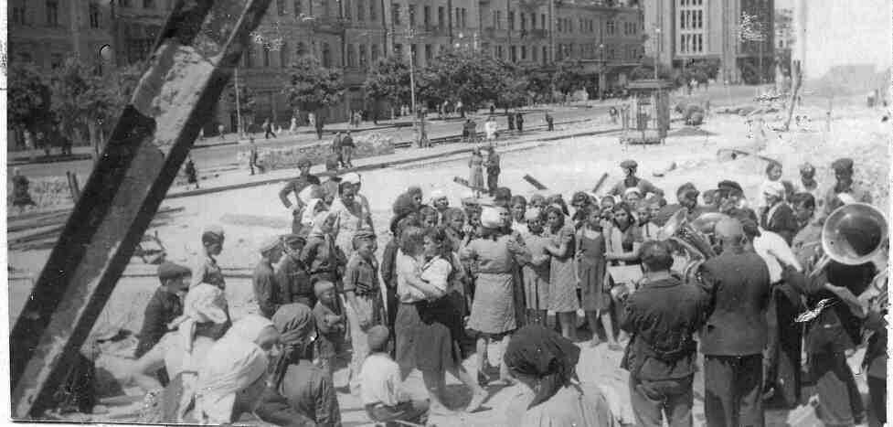 Работы по восстановлению Крещатика в столице после битвы за Киев в 1943 году