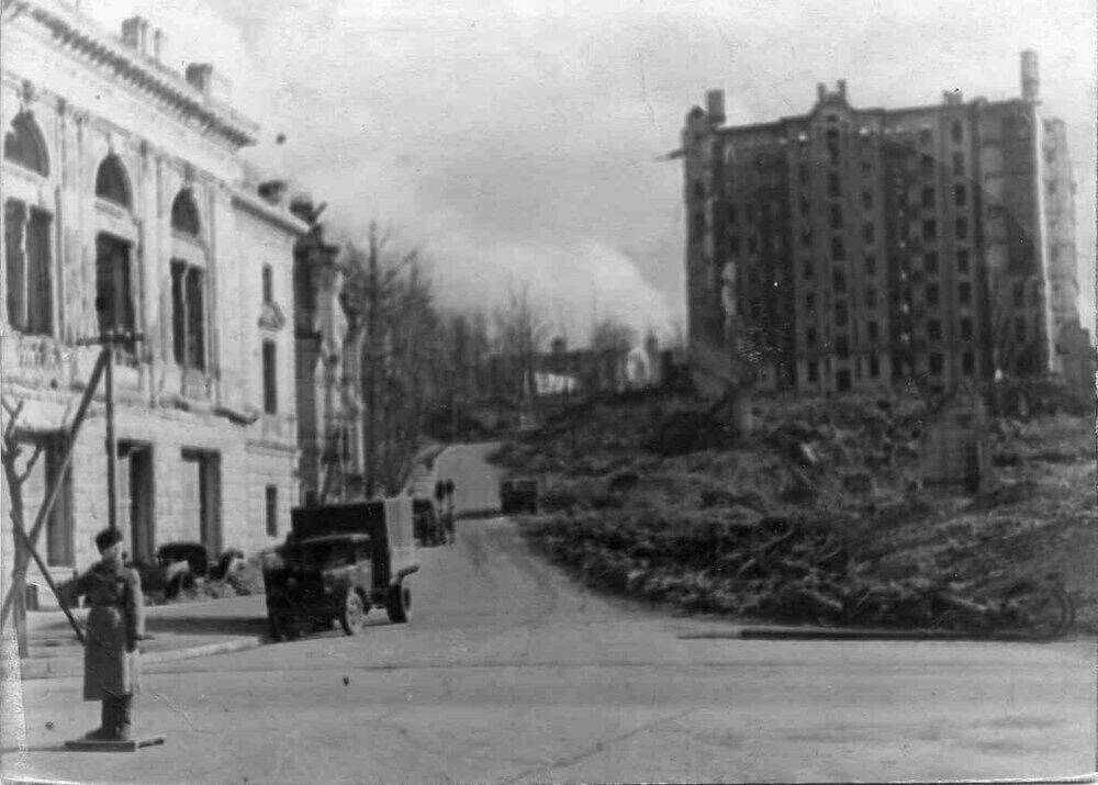 Майдан Незалежности (теперь) в столице после битвы за Киев в 1943 году