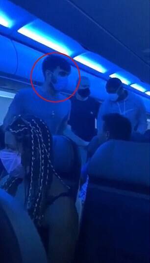 Пассажир самолета хотел убить попутчиков