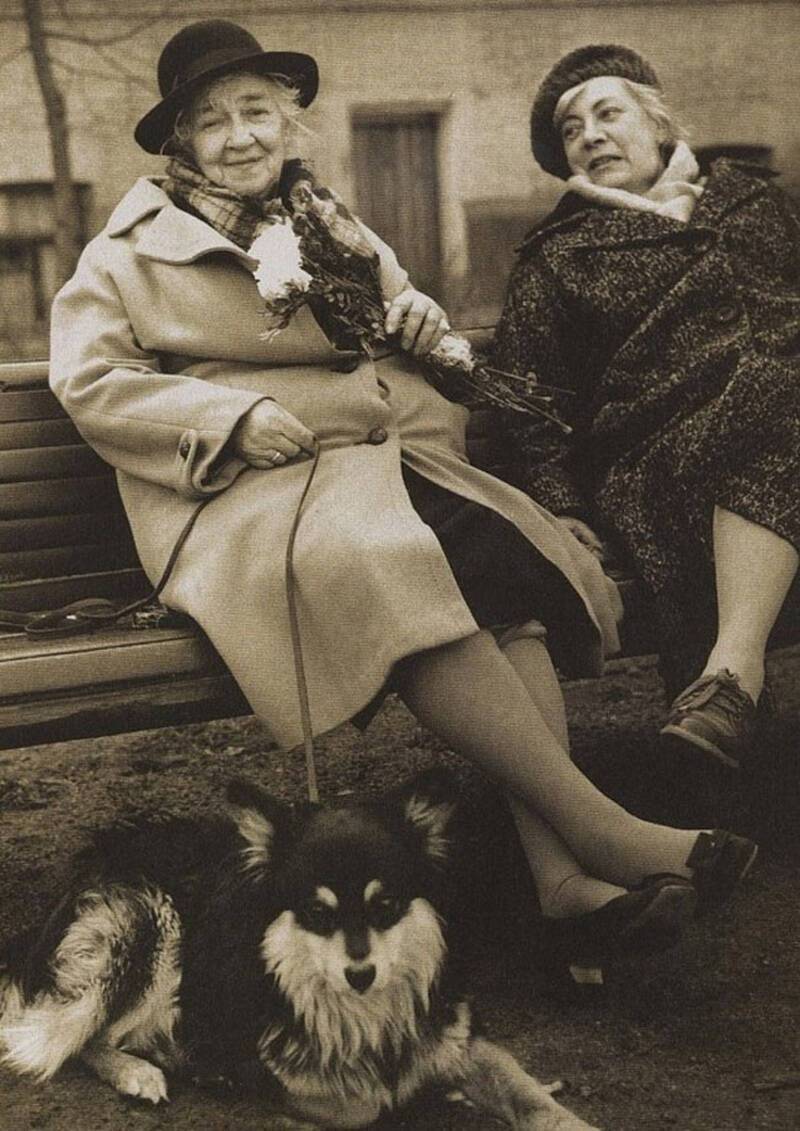 Фаина Раневская, ее подруга Нина Сухоцкая и пес Мальчик на прогулке, 1980 год