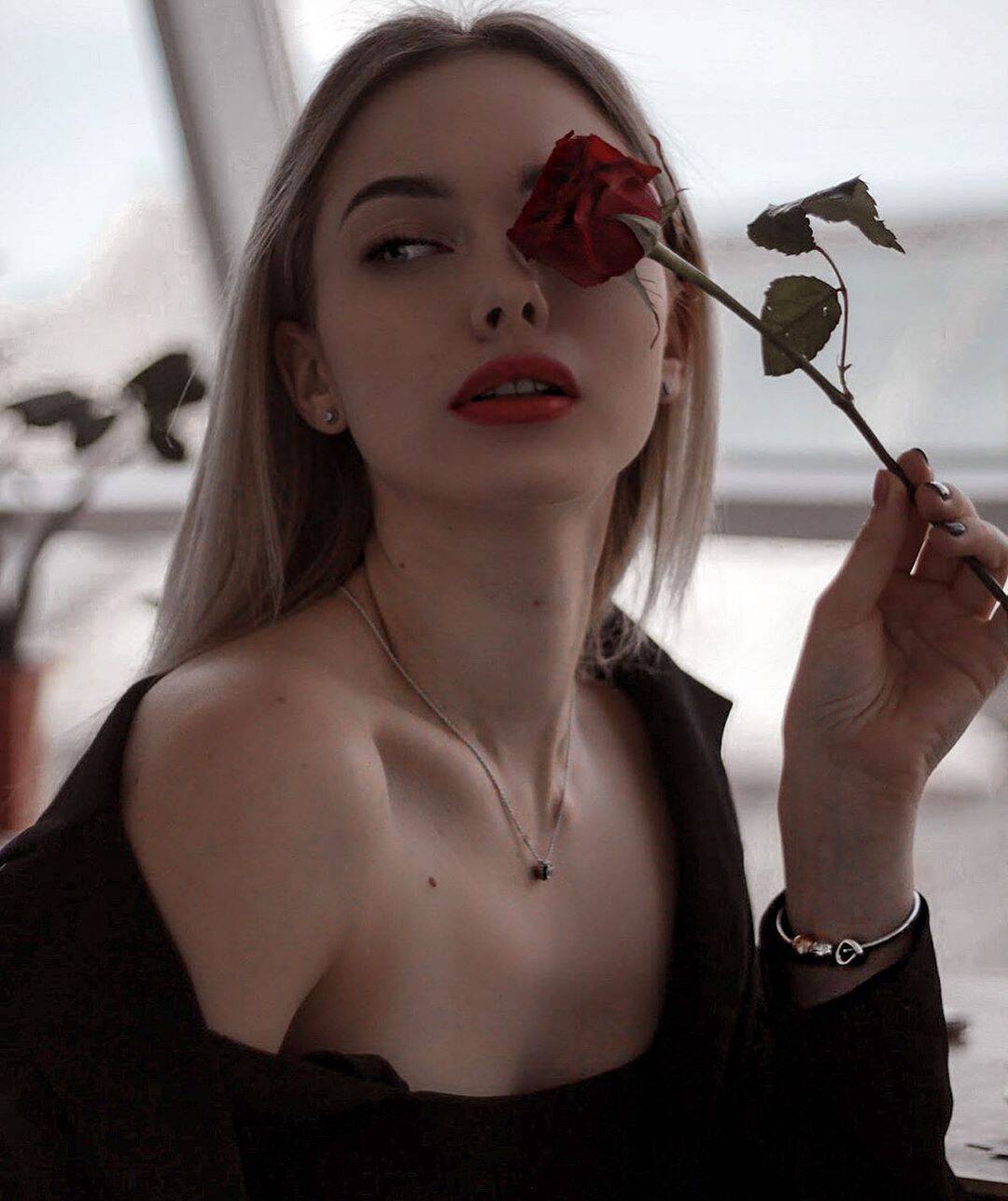 Марина Галаган с цветком