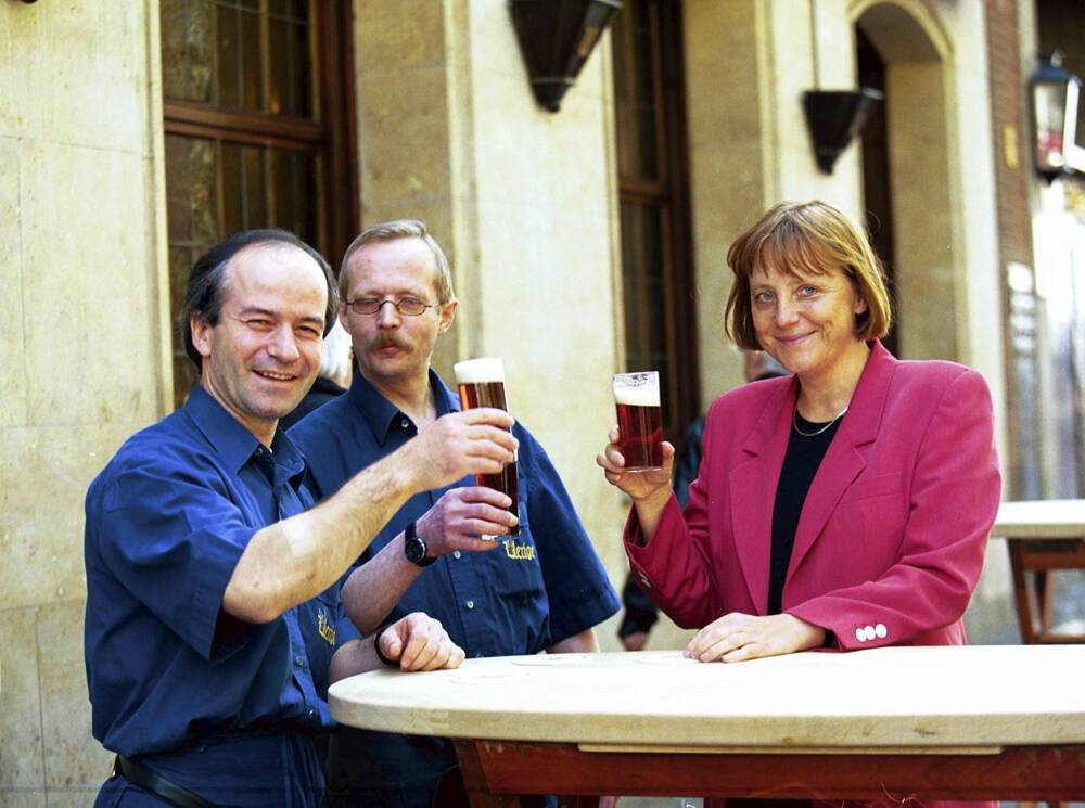 Ангела Меркель выпивает с избирателями в Дюссельдорфе, 1999 год