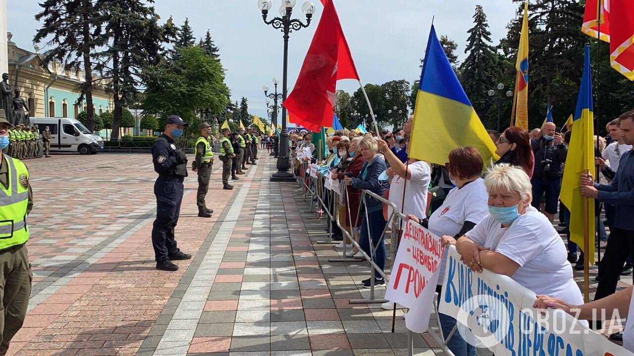 В Киеве на митинг вышли представители Ассоциации городов Украины, возмущенные возможным районированием областей