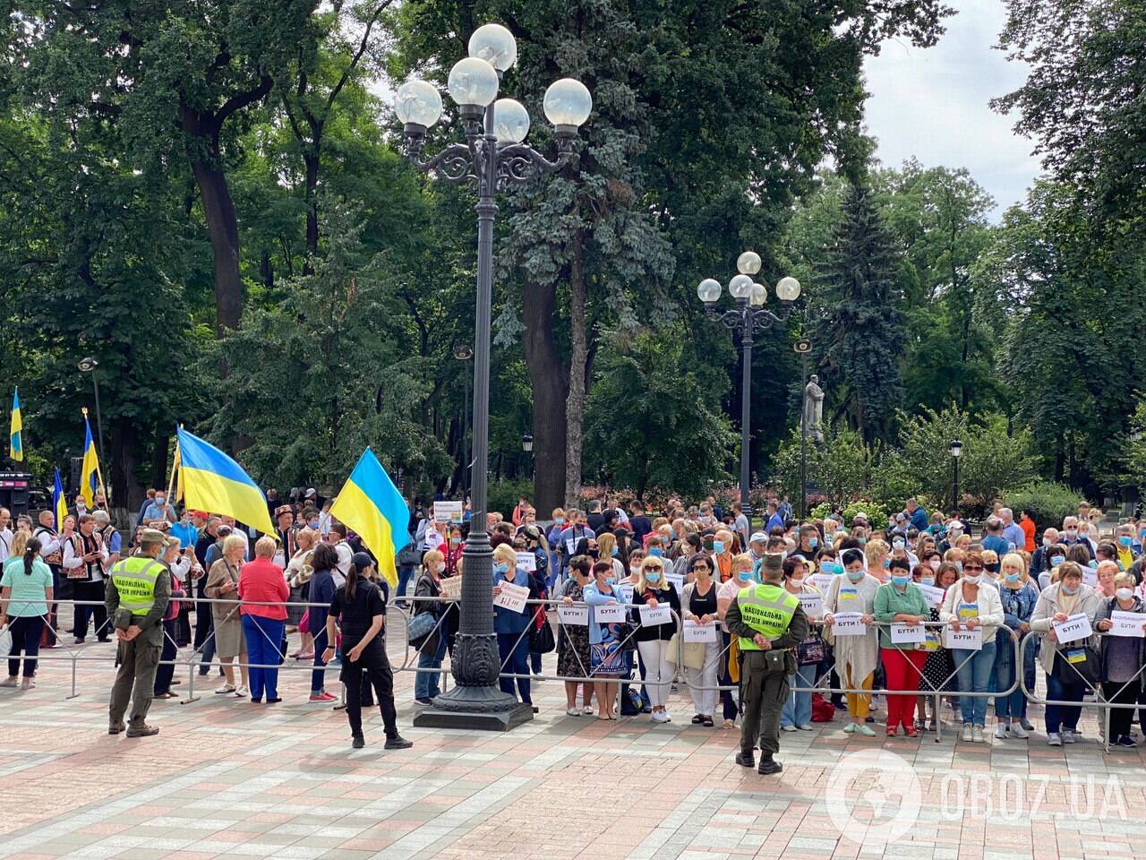 В Киеве на митинг вышли представители Ассоциации городов Украины, возмущенные возможным районированием областей