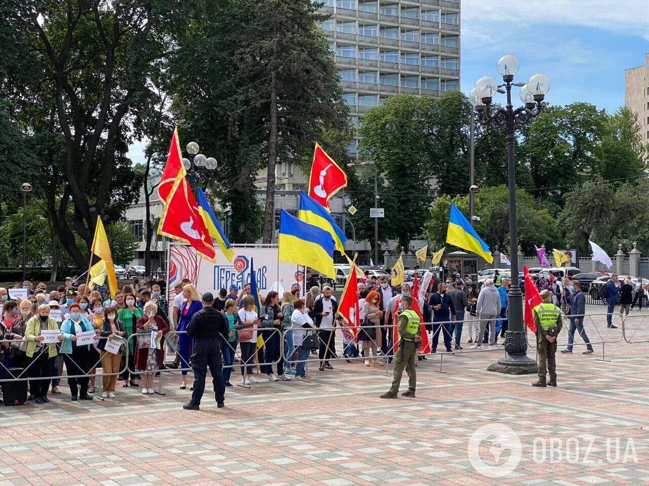 В Киеве на митинг вышли представители Ассоциации городов Украины, возмущенные возможным районированием областей