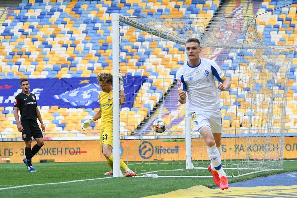 Виктор Цыганков празднует гол в ворота "Зари"