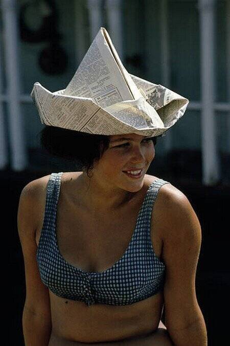 Девушка в шляпе из газеты в СССР