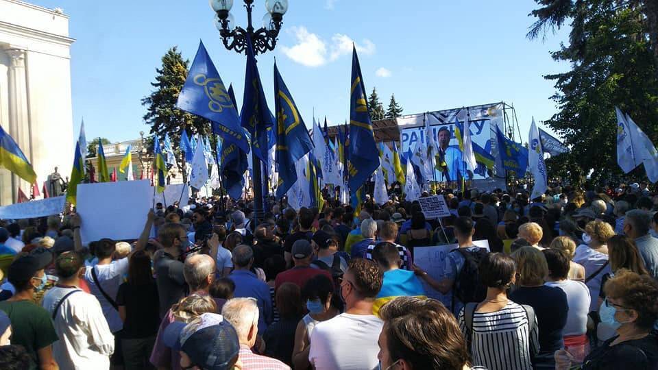 Порошенко – під Радою: державну мову в Україні атакують на догоду Кремлю