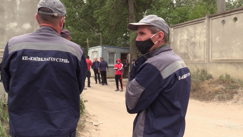 В Киеве коммунальщикам не дали демонтировать забор вокруг площадки с нелегальным песком