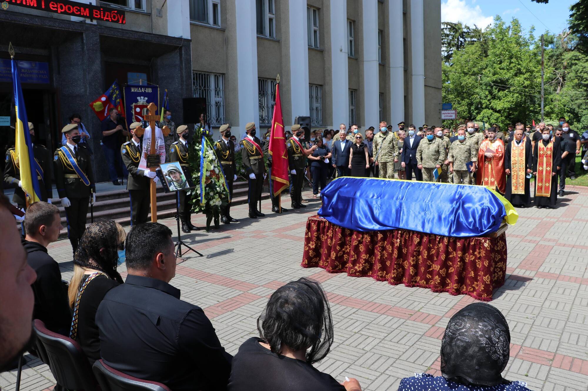 У Жидачеві попрощалися із загиблим на Донбасі бійцем Тарасом Матвіївим.