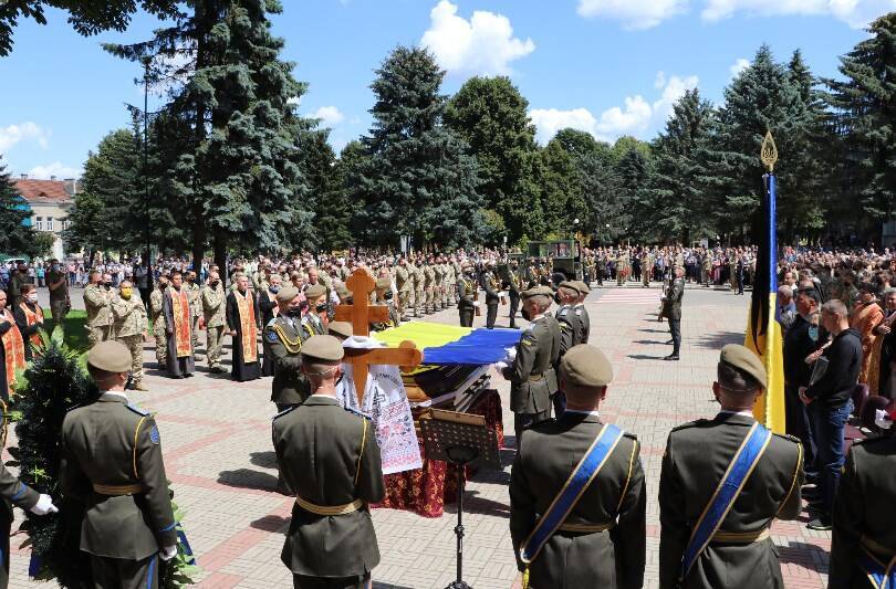 В Жидачове попрощались с погибшим на Донбассе бойцом Тарасом Матвеевым.