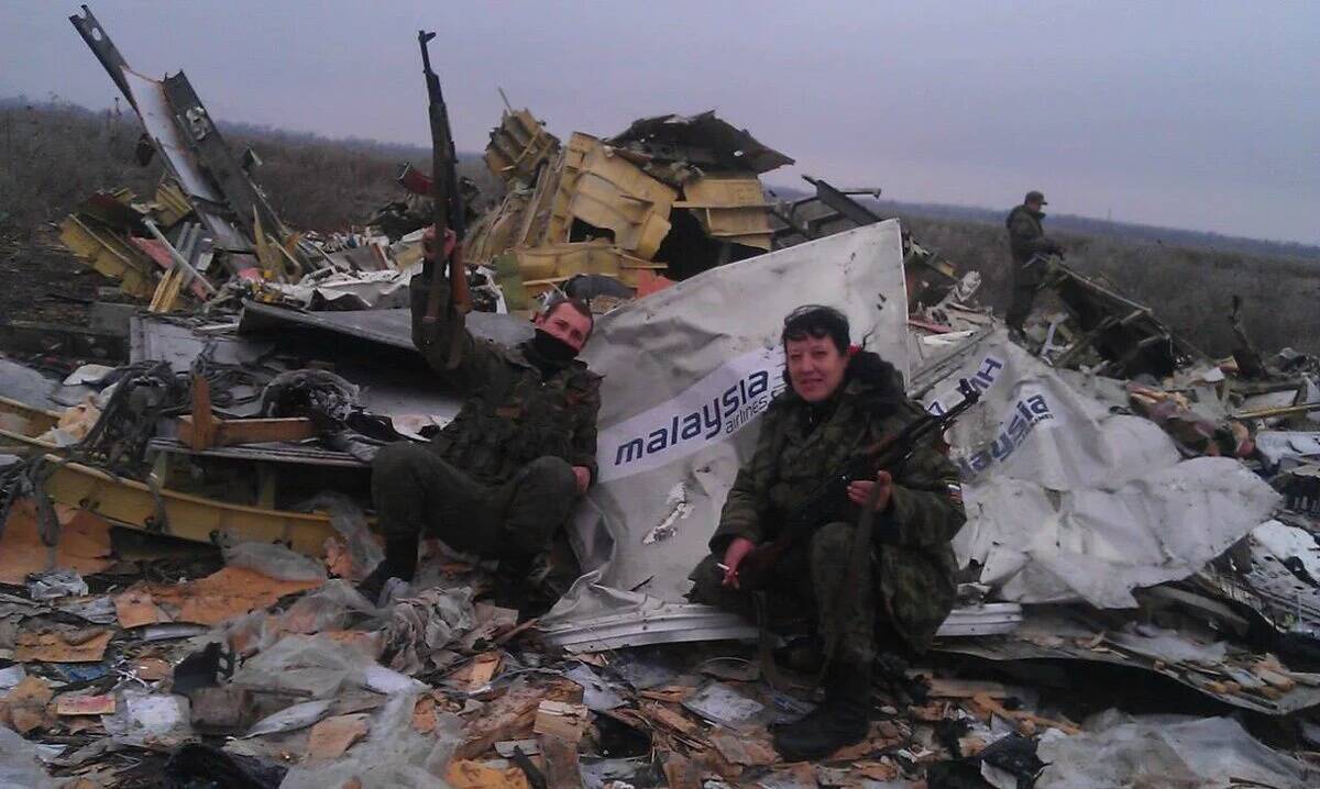 На місці катастрофи збитого з російської ракетної установки літака терористи влаштовували "фотосесії"