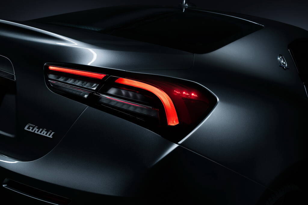 "Бумеранг" задніх ліхтарів нагадують про моделі 3200 GT і концепту Alfieri. Фото: