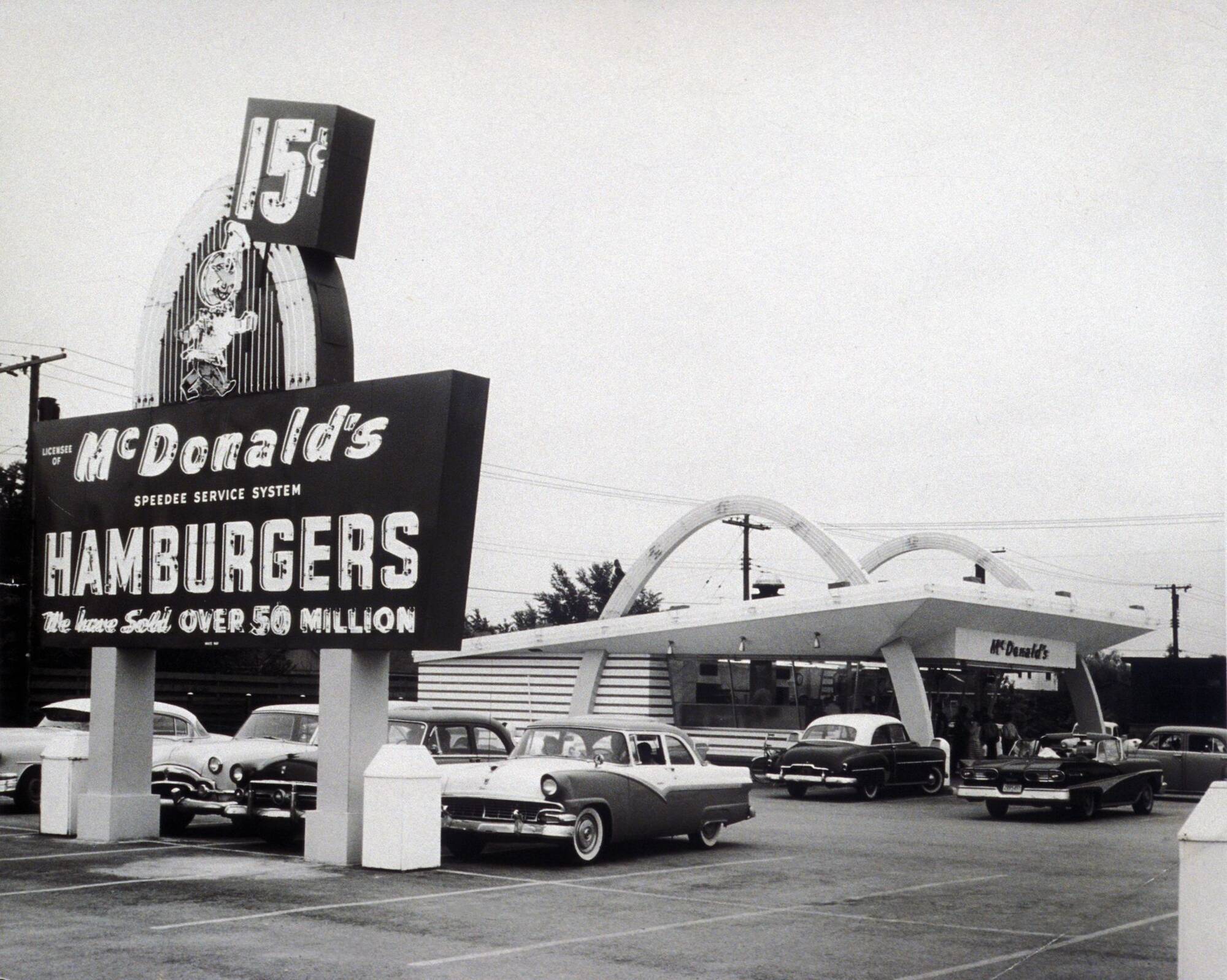 Наибольшей популярностью гамбургеры обязаны компании McDonald's. Первый ресторан сети, Дес-Плейнс, Иллинойс, 1955 год