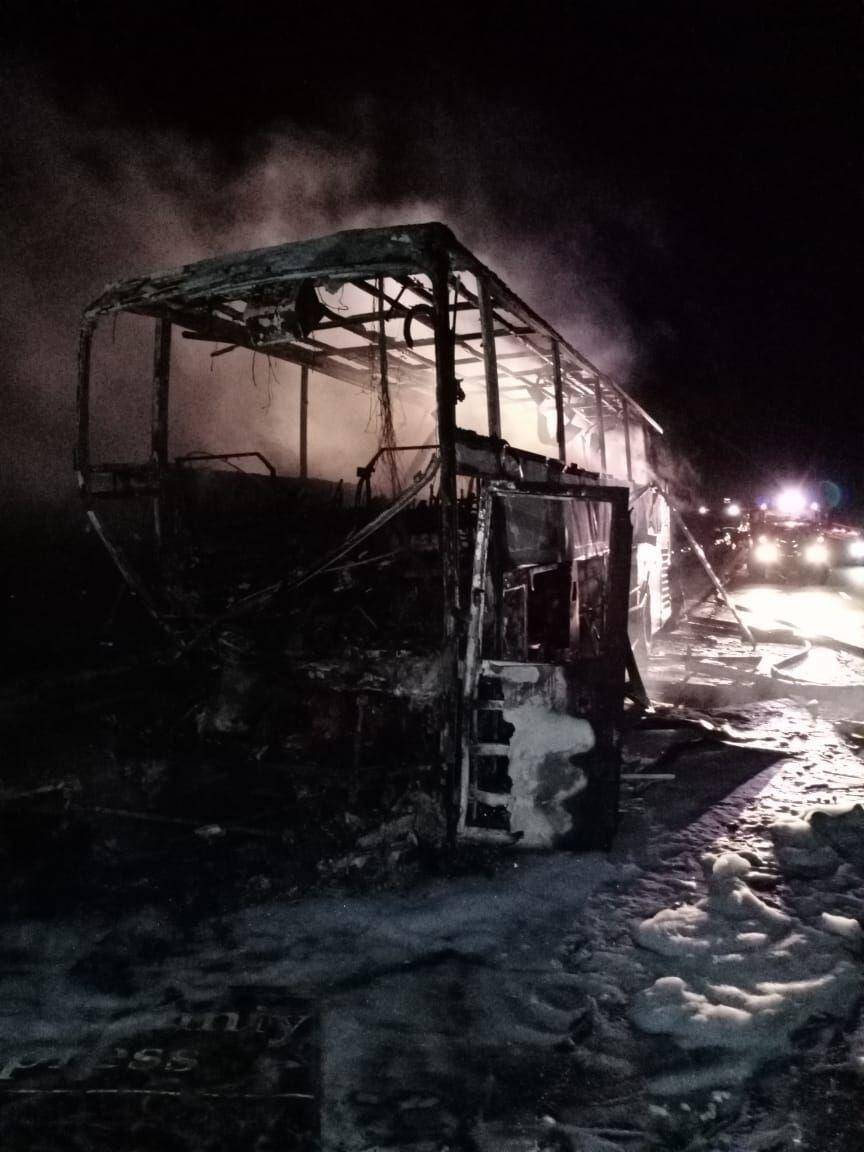 Автобус сгорел дотла.