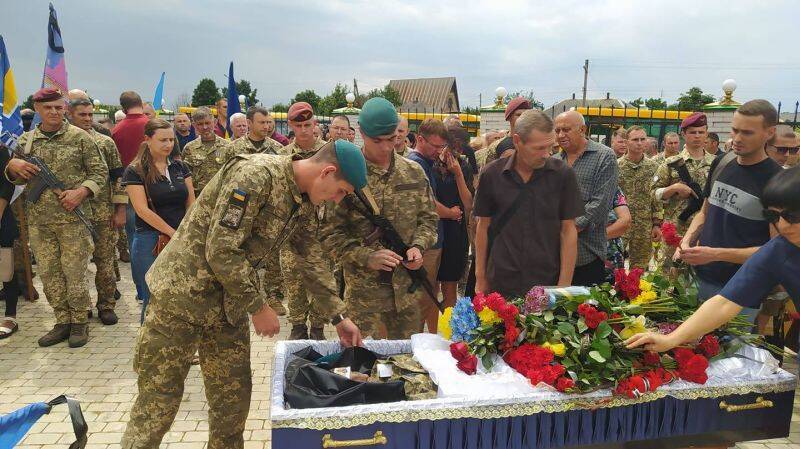 Був на війні з перших днів: на Донеччині поховали загиблого під Зайцевим українського морпіха. Фото