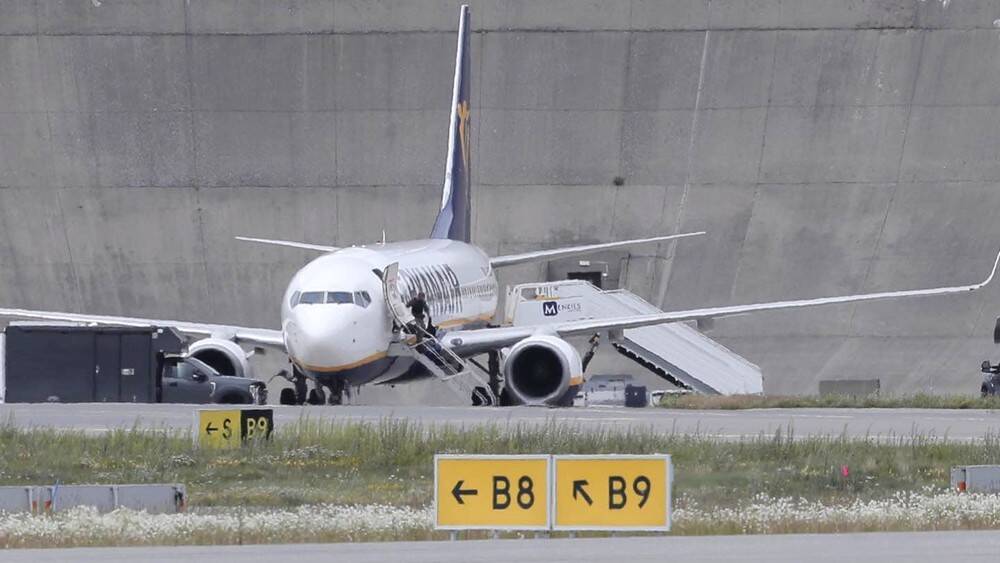 Самолет авиакомпании Ryanair приземлился после сообщения о бомбе на борту