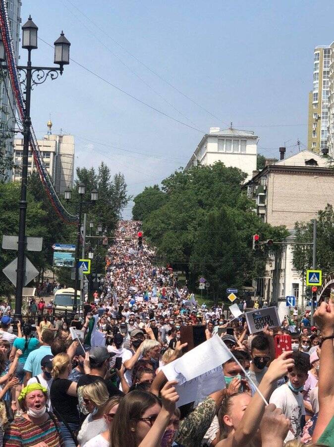 Центральная улица Хабаровска была почти целиком заполнена людьми