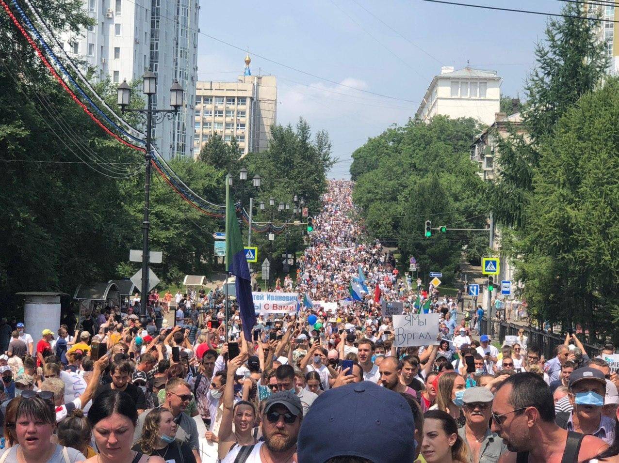На вулиці Хабаровська вийшли десятки тисяч протестувальників
