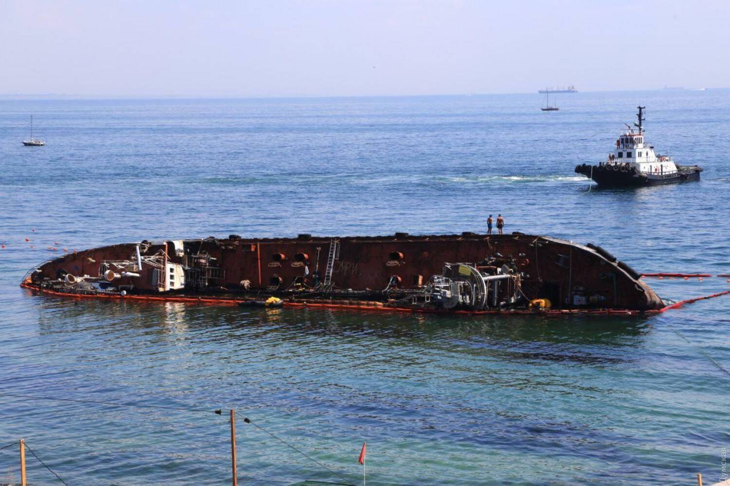 В Одессе началась операция по подъему затонувшего танкера