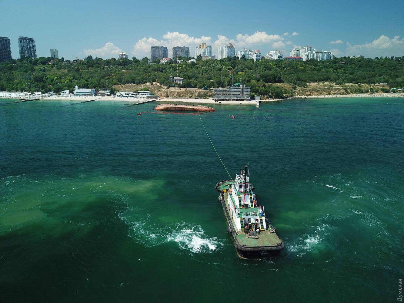 Между одесским пляжем и танкером постоянно курсируют катера