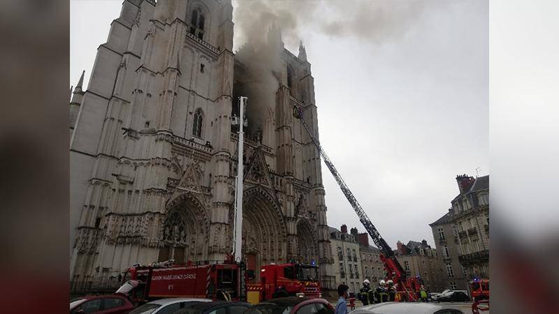 Во Франции горел знаменитый собор Петра и Павла. Фото и видео