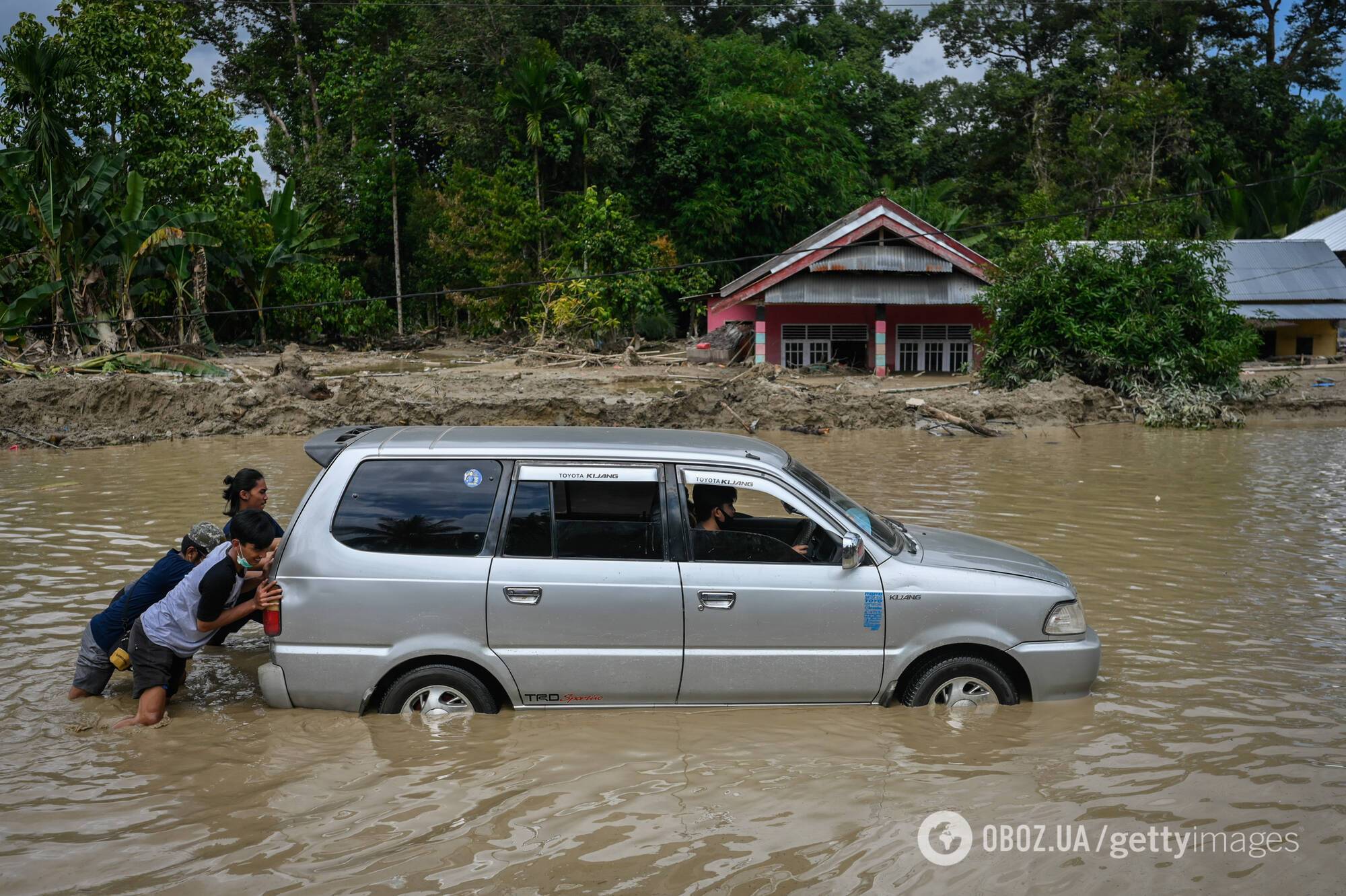 Последствия наводнения в Индонезии