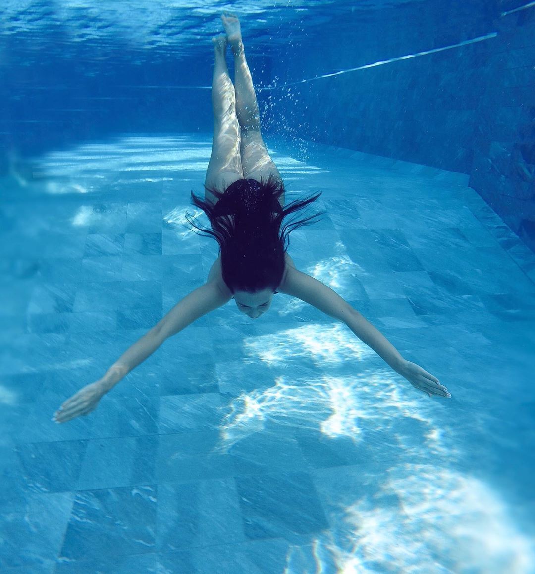 Настя Каменських плаває під водою (Instagram Насті Каменських)