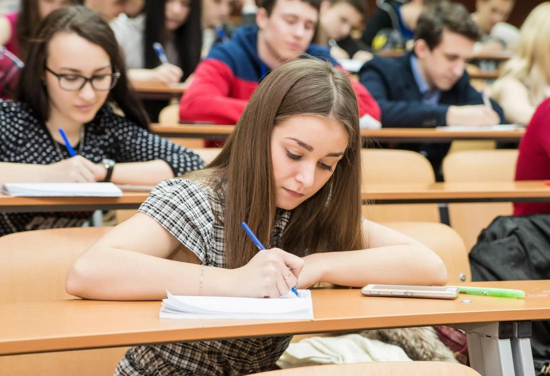 У ВНЗ Дніпра різко зросла вартість навчання. Фото "smi24.news"
