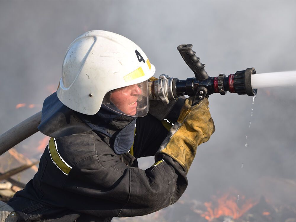 К ликвидации пожара привлекли много спасателей и техники