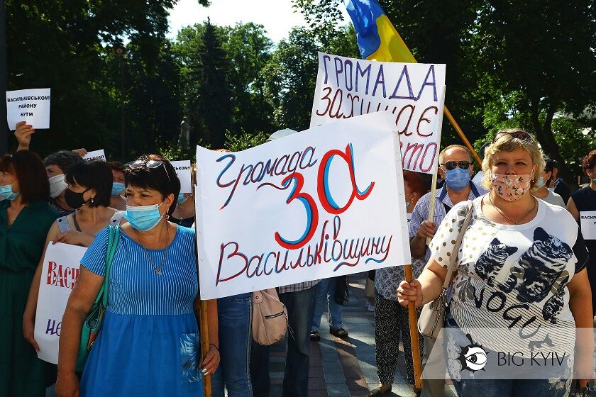 В Києві під Раду принесли труну через укрупнення районів області