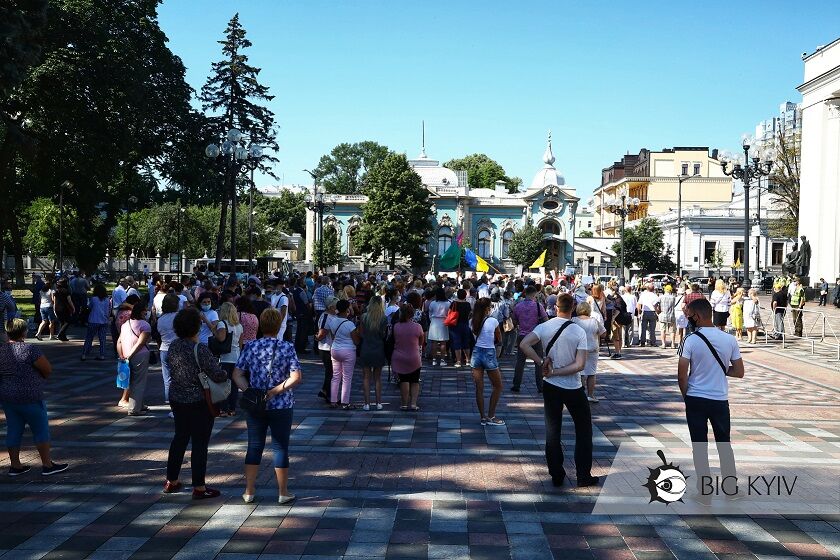 В Києві під Раду принесли труну через укрупнення районів області