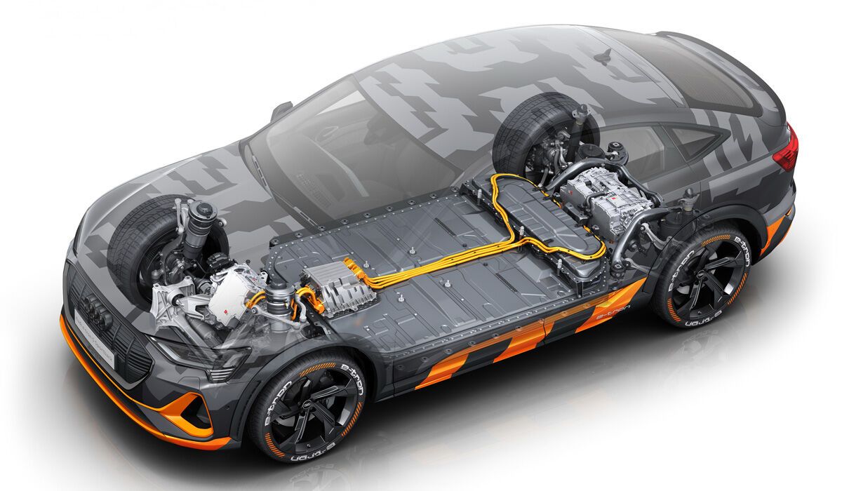 Електричний кросовер Audi e-tron quattro отримав три мотори та став потужнішим.