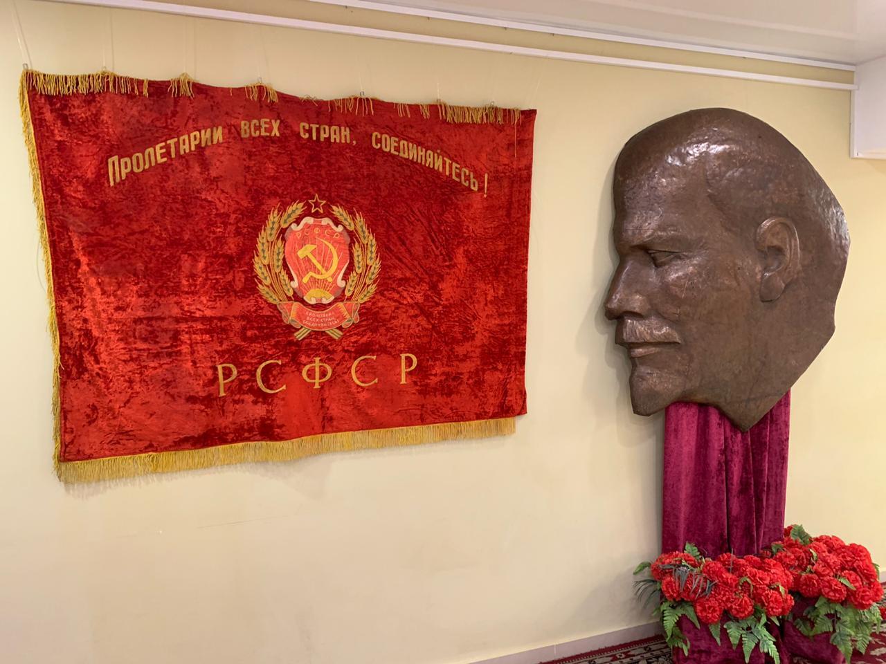 На стене появилось изображение Ленина