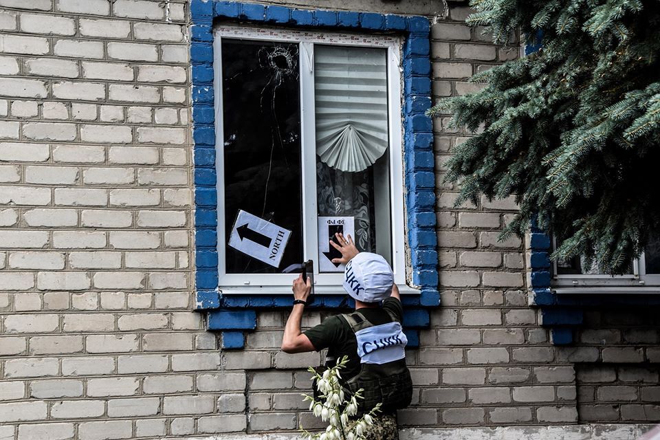 Терористи "ДНР" обстріляли будинок, де готувалися до похорону: жінку врятував телефонний дзвінок. Фото