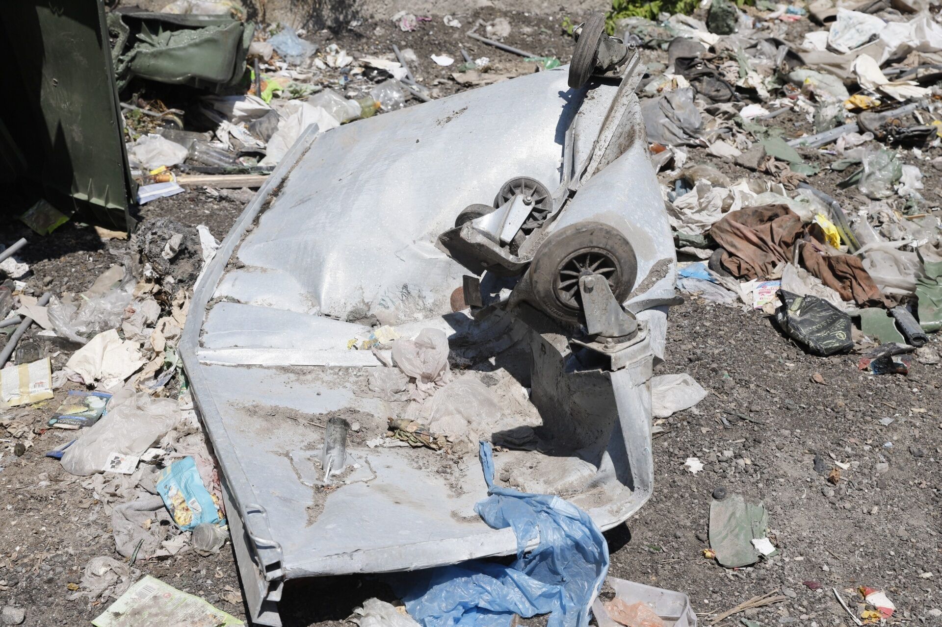 В Днепре вандалы уничтожили более 3 тысяч мусорных баков