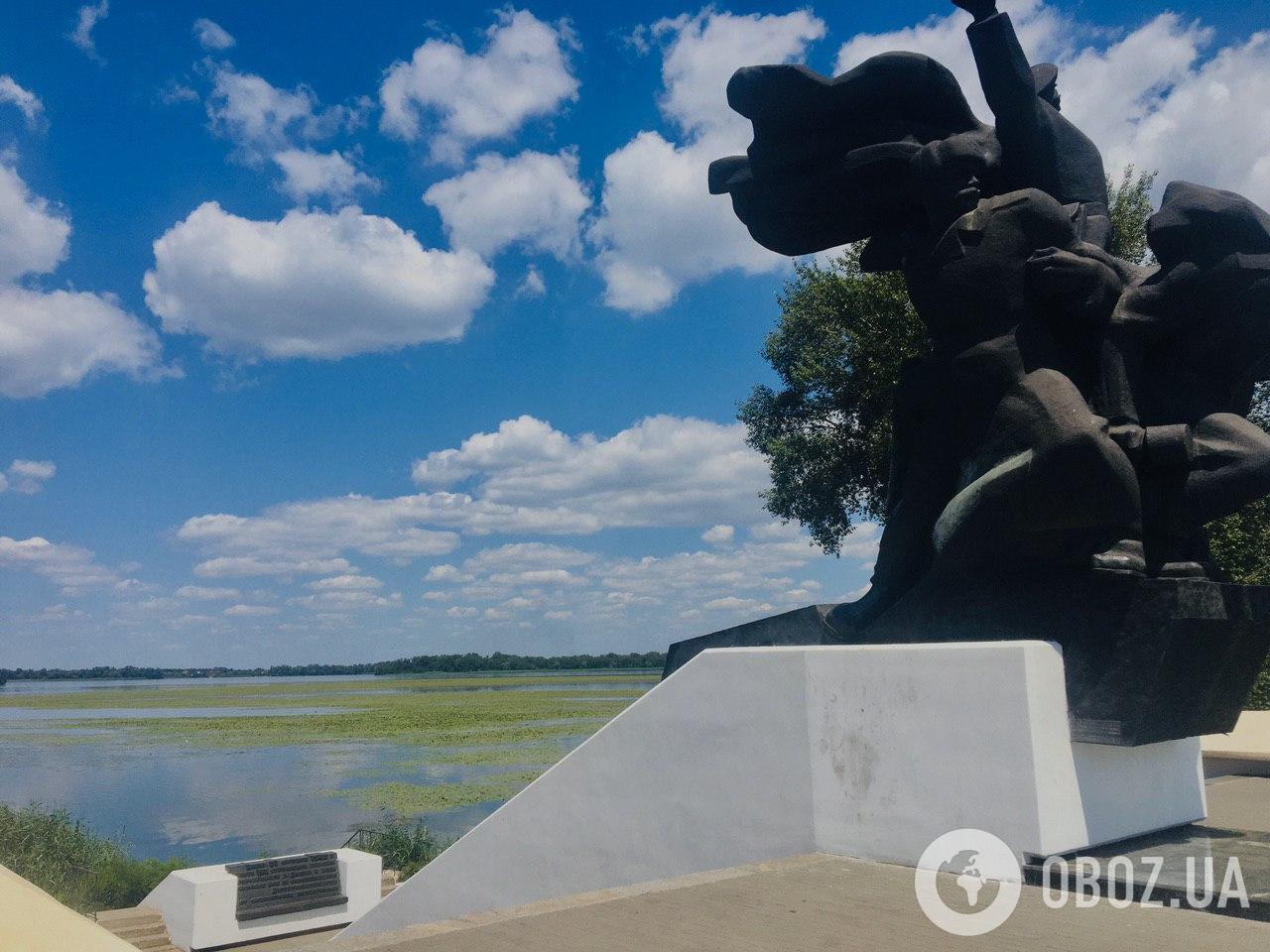 Пляж за памятником Воинам 152-й стрелковой дивизии