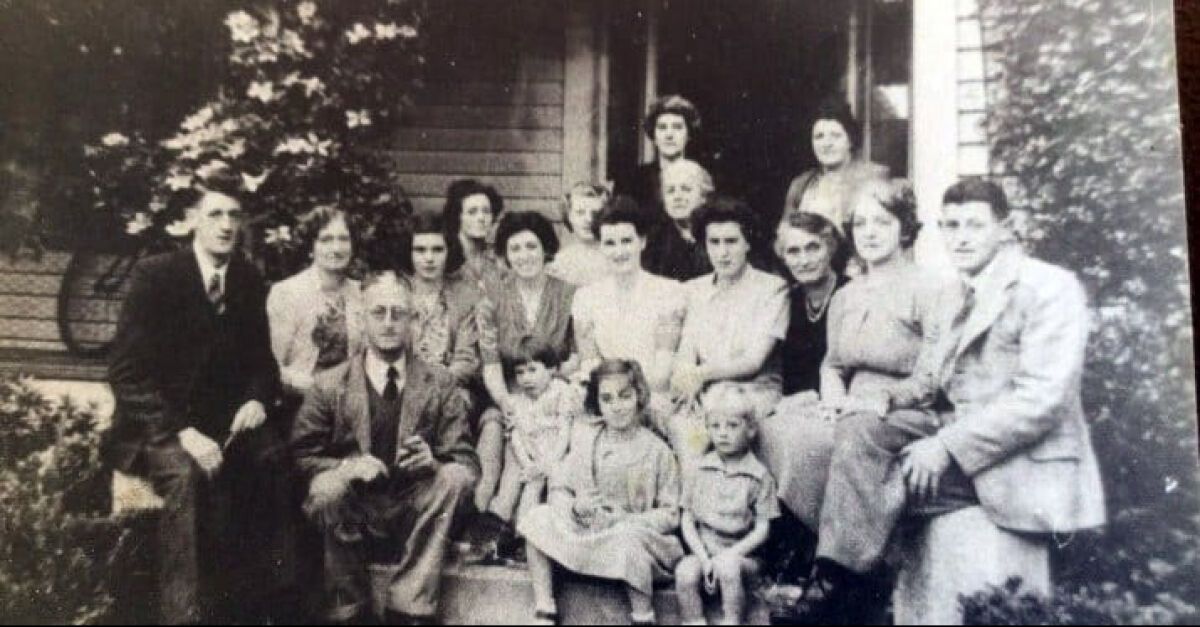 Призрак был замечен на семейном фото 1930 года