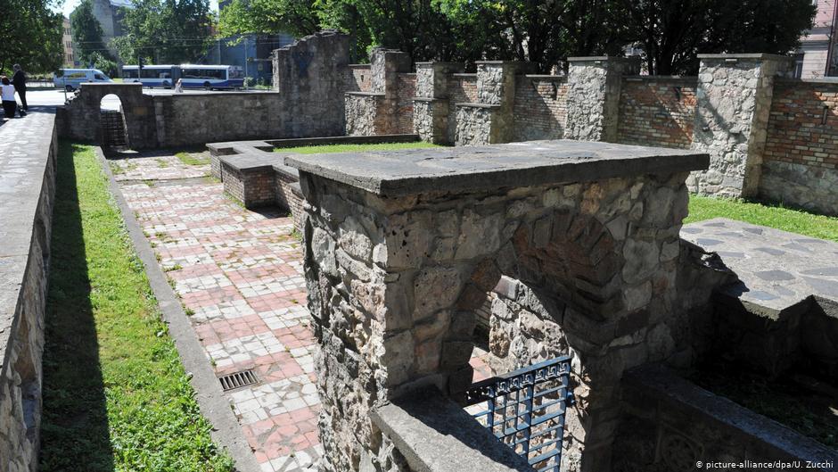 На руинах синагоги в Риге сегодня стоит памятник жертвам и тем, кто спасал евреев от нацистов
