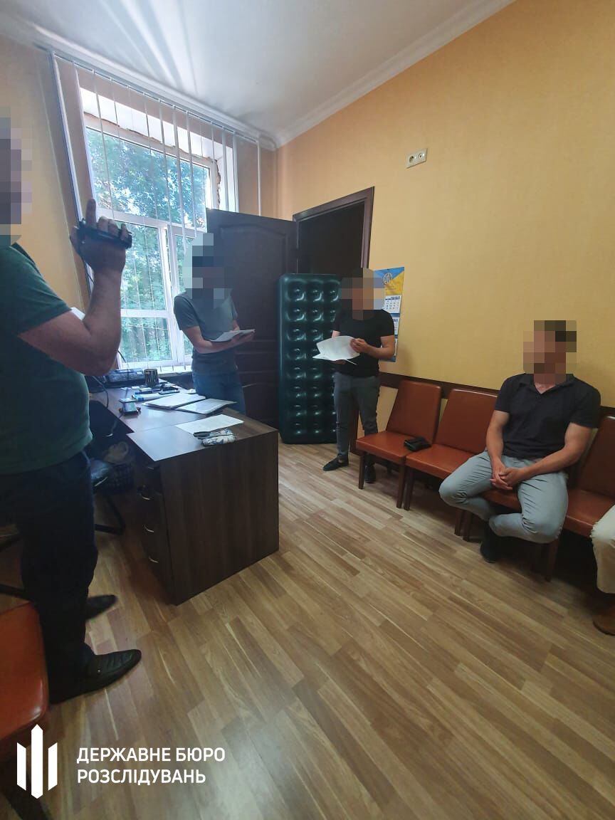 ДБР повідомило про підозру підполковнику СБУ у вимаганні хабаря