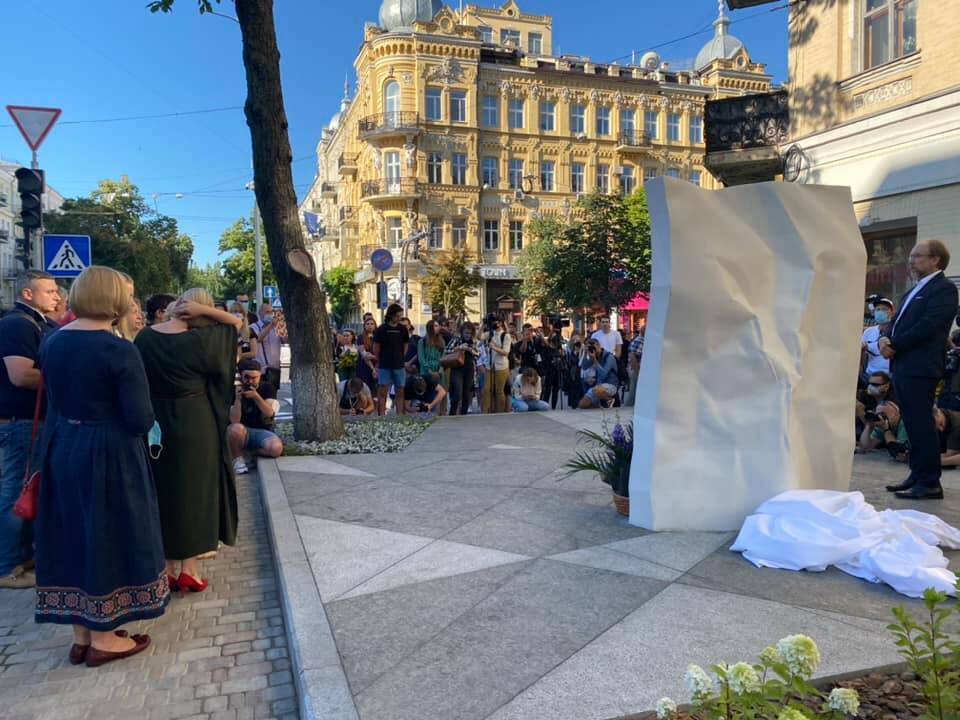 У Києві відкрили меморіал Шеремету: активісти провели мітинг у четверті роковини вбивства журналіста