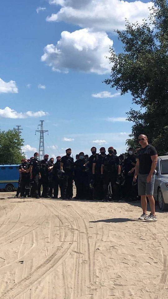 В Киеве задержали активистов, которые пытались снести забор на месте незаконной добычи песка