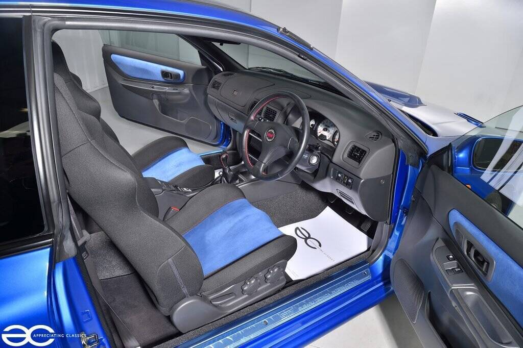 Все Subaru Impreza 22B STi выполнены в праворульном варианте.